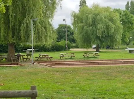 Parque de Campismo L'echappee Verte Au Bord De L'eure